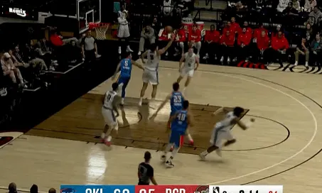 杨瀚森张开长臂再次收下防守篮板，目前个人已抢下14个篮板